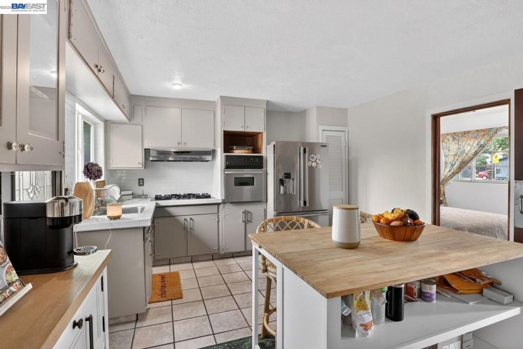 Image 14 of property listing at 2541 Marina Blvd, San Leandro, CA 94577