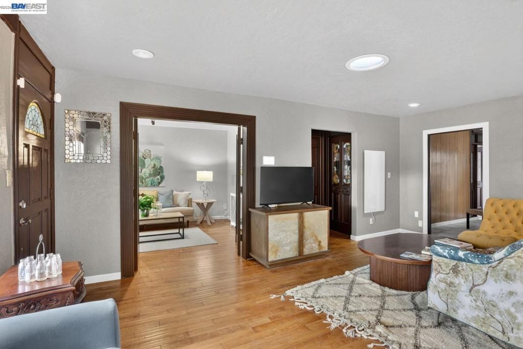 Image 5 of property listing at 2541 Marina Blvd, San Leandro, CA 94577