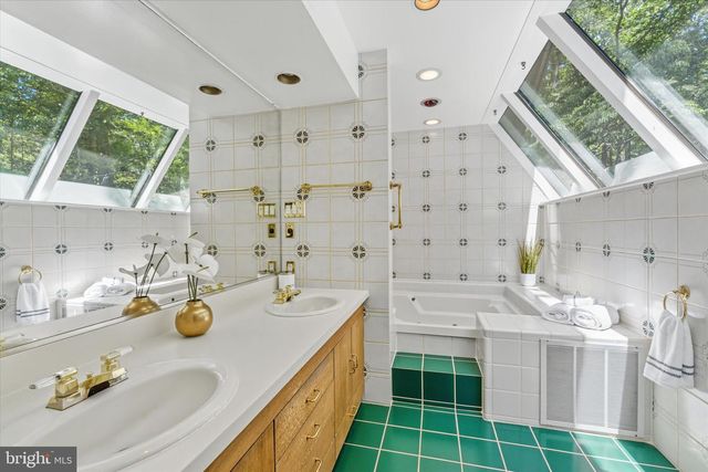 8000 SEVEN HILLS CT, Clifton, VA 20124