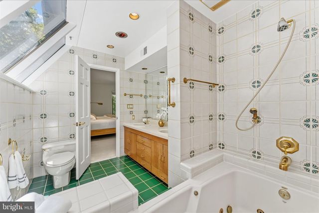8000 SEVEN HILLS CT, Clifton, VA 20124