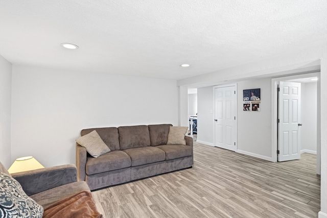 34 Glenvale Avenue, Billerica, MA 01821