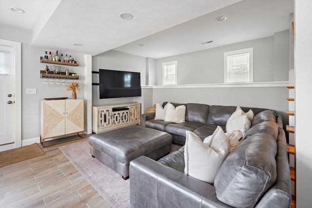 30-32 Oakland St, Newton, MA 02458