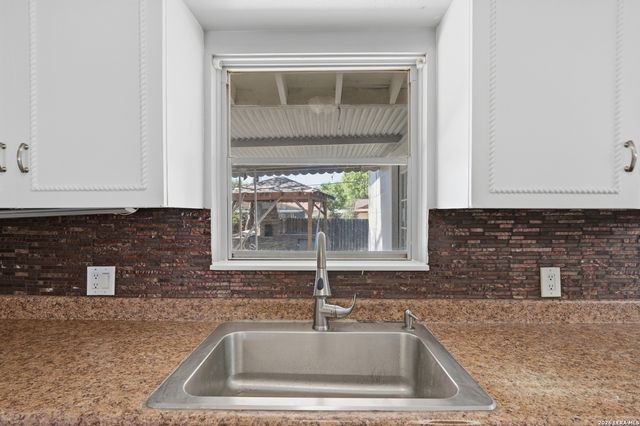 210 N Guilford Dr, San Antonio, TX 78217