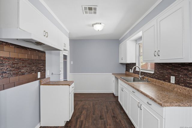 210 N Guilford Dr, San Antonio, TX 78217