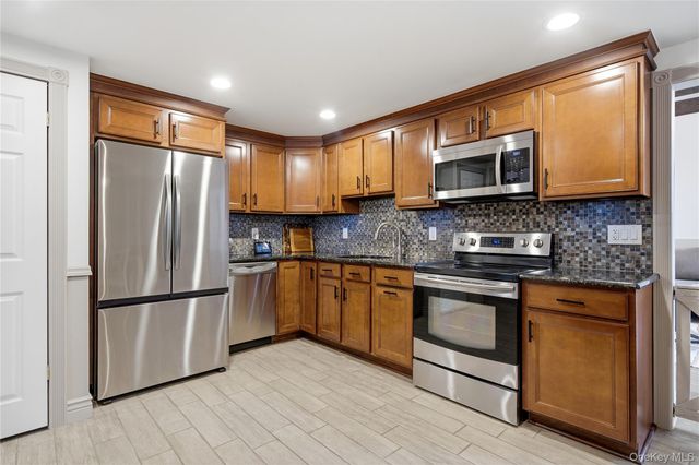 1055 Sipp Avenue, Medford, NY 11763