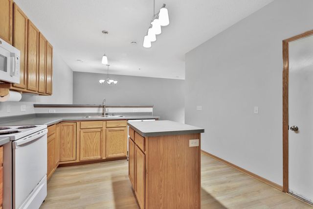 750 Maple Hills Drive B, Maplewood, MN 55117