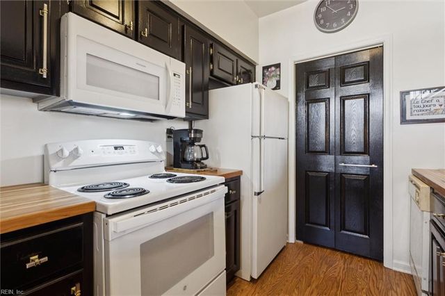 404 Primrose LN, Chesapeake, VA 23320