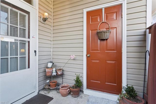 404 Primrose LN, Chesapeake, VA 23320