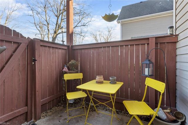 404 Primrose LN, Chesapeake, VA 23320