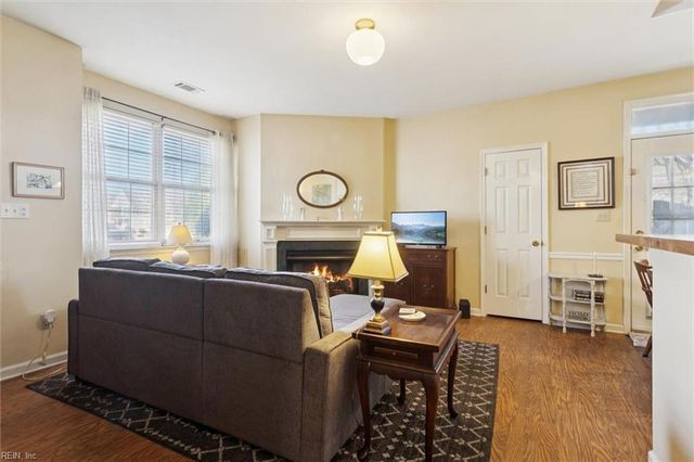 404 Primrose LN, Chesapeake, VA 23320