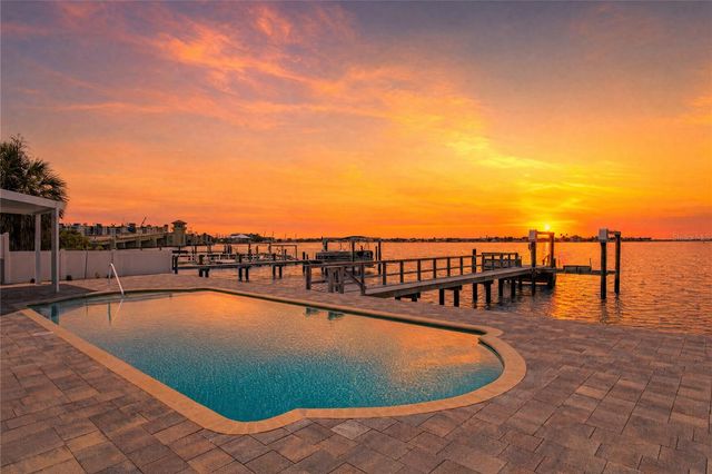7989 CAUSEWAY BOULEVARD N, St Petersburg, FL 33707
