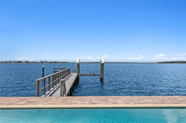 7989 CAUSEWAY BOULEVARD N, St Petersburg, FL 33707