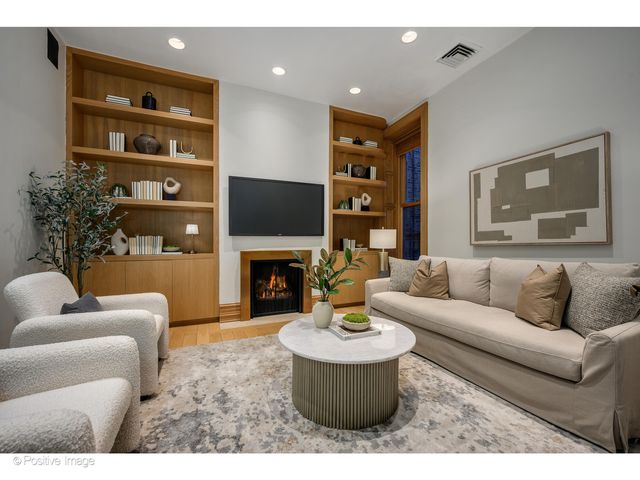 1434 N Dearborn Street, Chicago, IL 60610