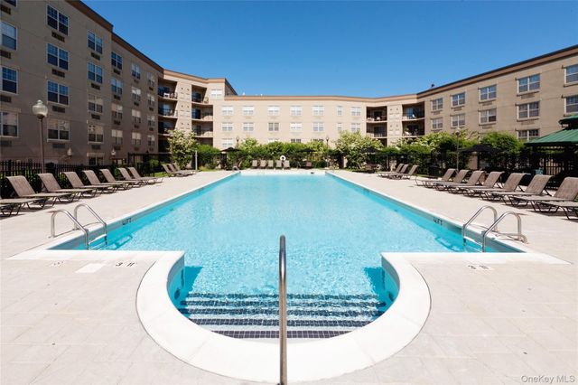 1100 Avalon Street SPH07, Glen Cove, NY 11542