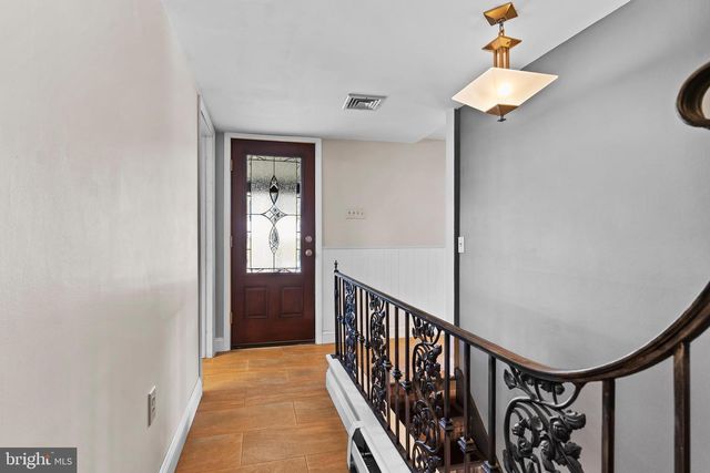 1561 VESTA DR, Harrisburg, PA 17112