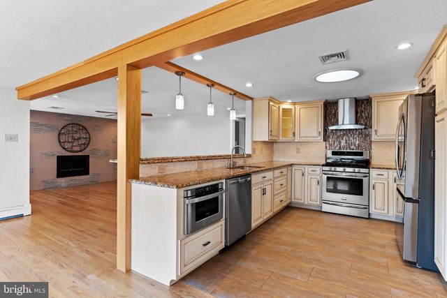 1561 VESTA DR, Harrisburg, PA 17112