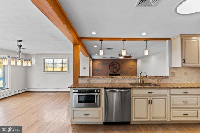 1561 VESTA DR, Harrisburg, PA 17112