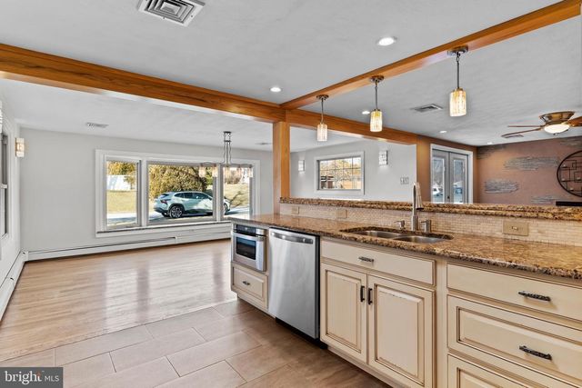 1561 VESTA DR, Harrisburg, PA 17112