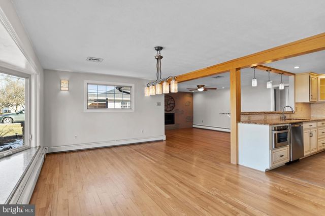 1561 VESTA DR, Harrisburg, PA 17112