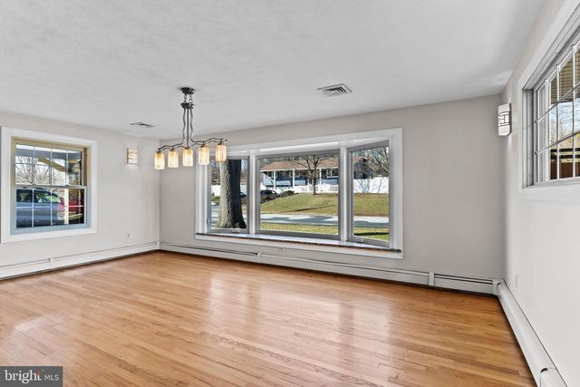 1561 VESTA DR, Harrisburg, PA 17112