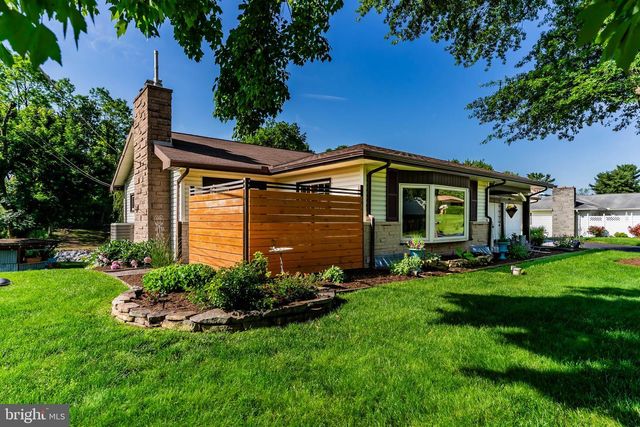 1561 VESTA DR, Harrisburg, PA 17112