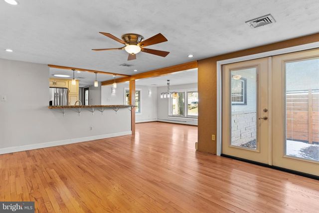 1561 VESTA DR, Harrisburg, PA 17112