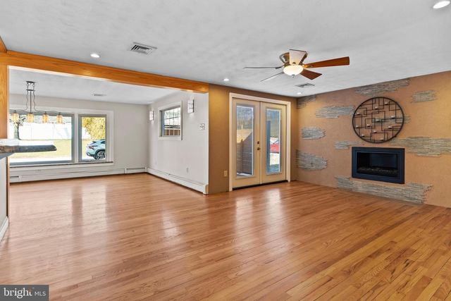 1561 VESTA DR, Harrisburg, PA 17112