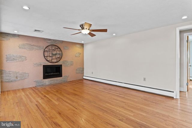 1561 VESTA DR, Harrisburg, PA 17112