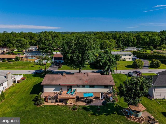 1561 VESTA DR, Harrisburg, PA 17112