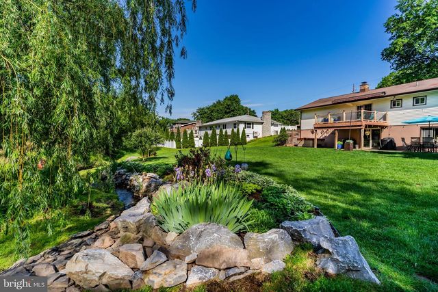 1561 VESTA DR, Harrisburg, PA 17112