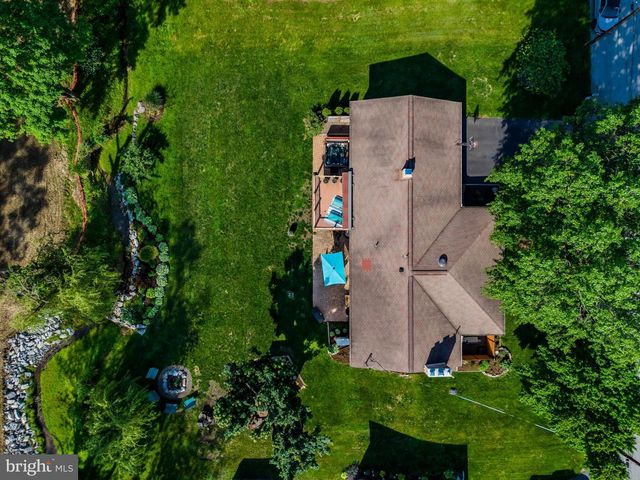 1561 VESTA DR, Harrisburg, PA 17112