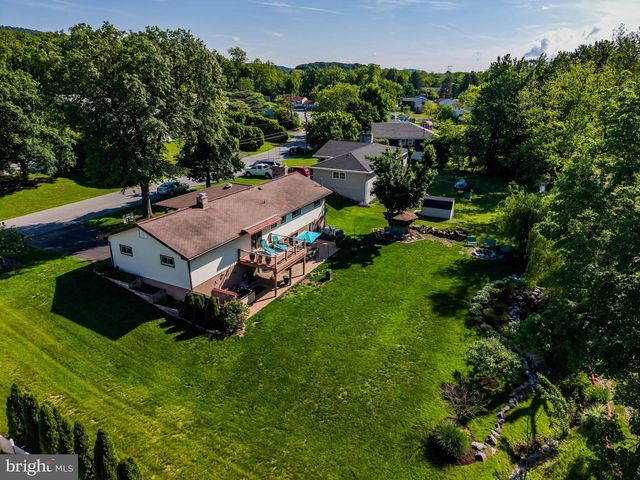 1561 VESTA DR, Harrisburg, PA 17112