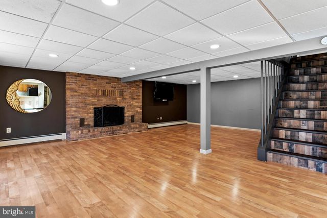 1561 VESTA DR, Harrisburg, PA 17112