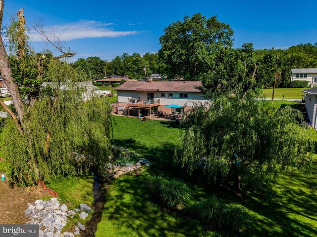 1561 VESTA DR, Harrisburg, PA 17112