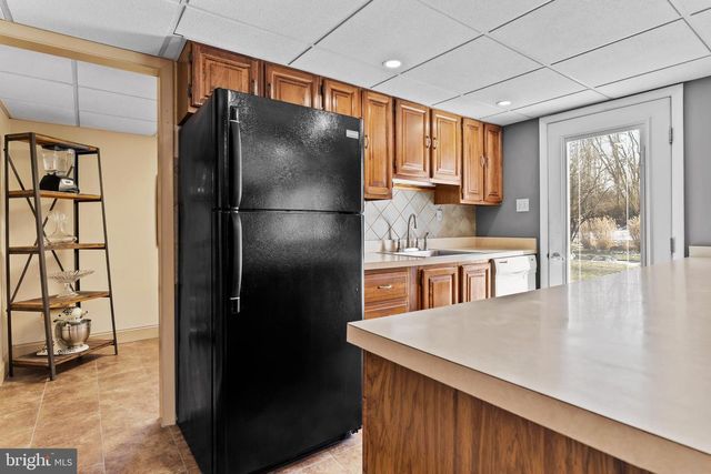 1561 VESTA DR, Harrisburg, PA 17112