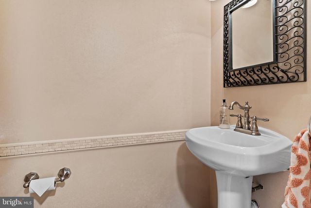 1561 VESTA DR, Harrisburg, PA 17112