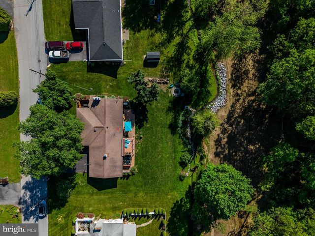 1561 VESTA DR, Harrisburg, PA 17112