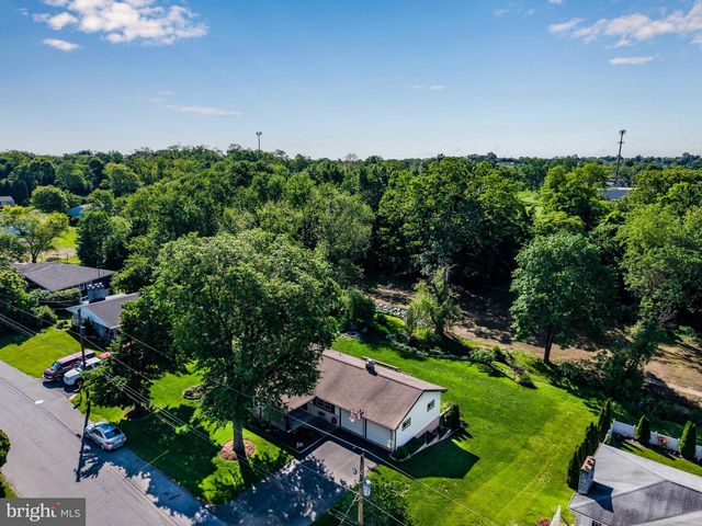 1561 VESTA DR, Harrisburg, PA 17112