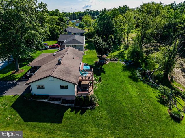 1561 VESTA DR, Harrisburg, PA 17112