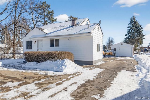 47816 Jefferson Avenue, Chesterfield, MI 48047