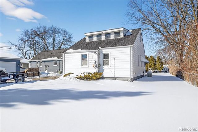 47816 Jefferson Avenue, Chesterfield, MI 48047