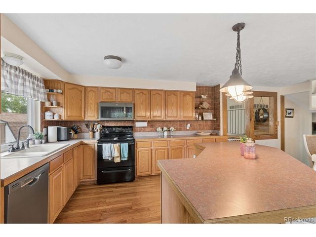 8352 Yarrow Ct, Arvada, CO 80005