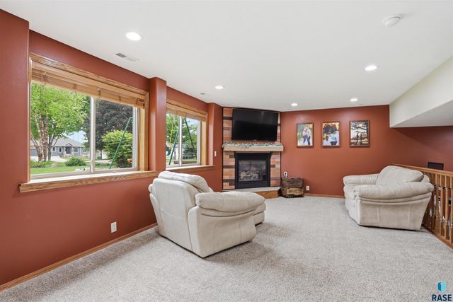 3420 S Fernwood Ave Avenue, Sioux Falls, SD 57110