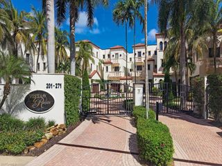 221 Harbour DR 6, Naples, FL 34103