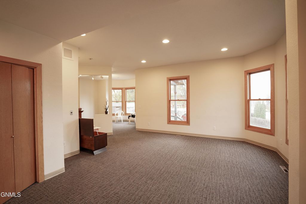 613 N 3rd Street, Bismarck, ND 58501 photo 14