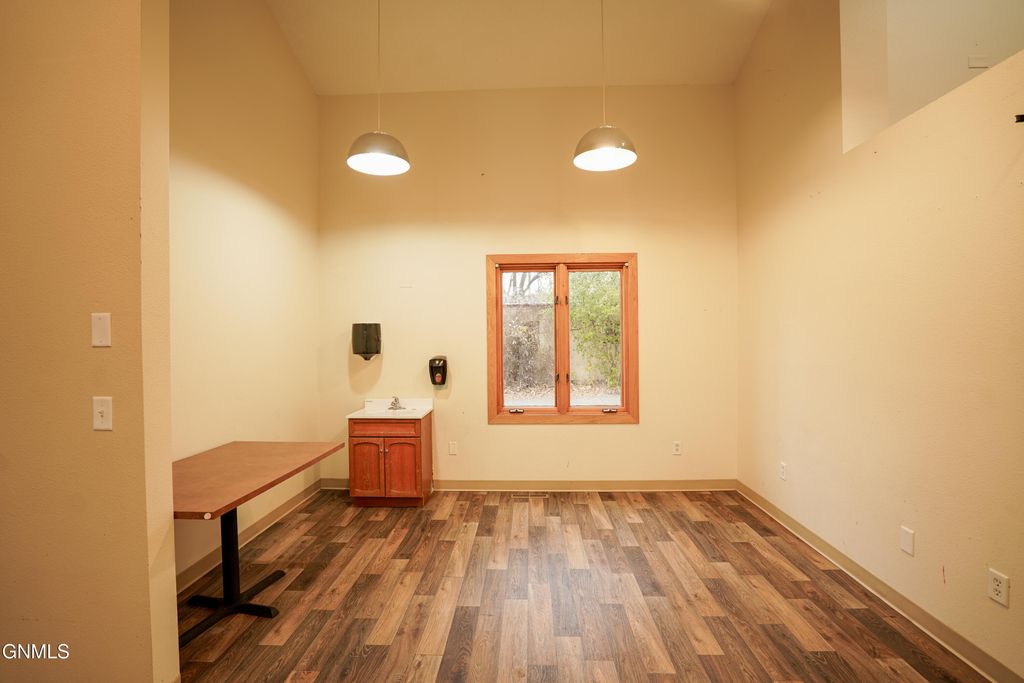 613 N 3rd Street, Bismarck, ND 58501 photo 30