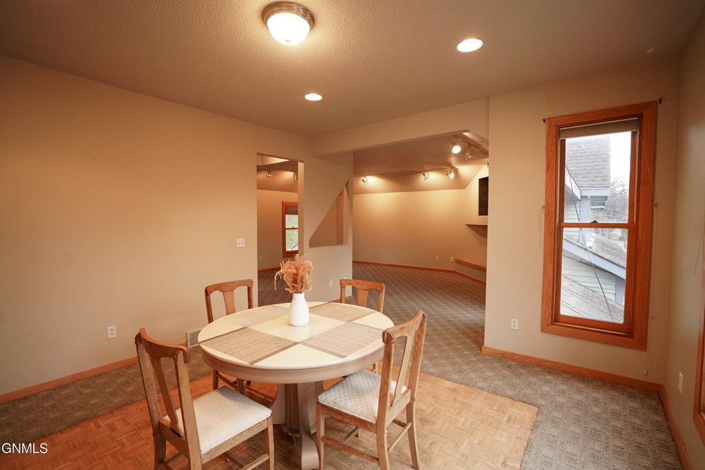 613 N 3rd Street, Bismarck, ND 58501 photo 46