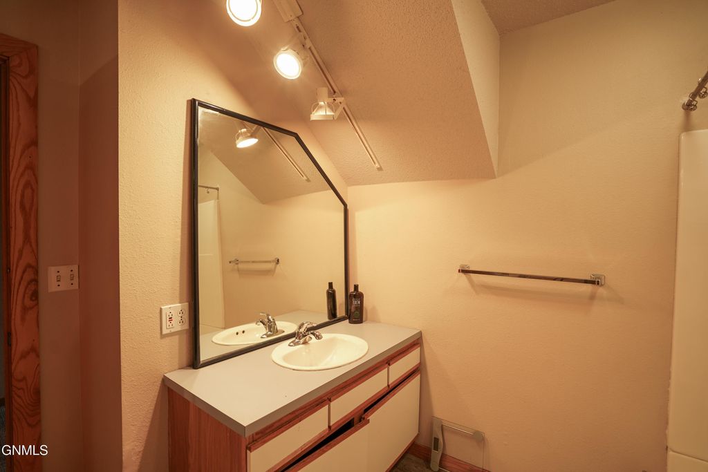 613 N 3rd Street, Bismarck, ND 58501 photo 48