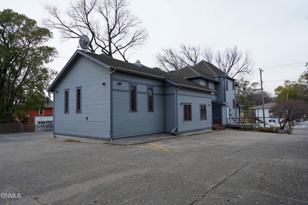 613 N 3rd Street, Bismarck, ND 58501 photo 5
