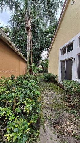 10132 NW 4th Street, Plantation, FL 33324